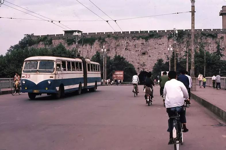 70年代南京街头,摄于中华门外南京自行车总厂生产的大桥牌二八大杠很