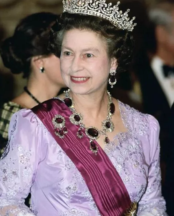 英国女王的紫水晶项链 在西方皇室的王冠上面,除了红宝石,蓝宝石和