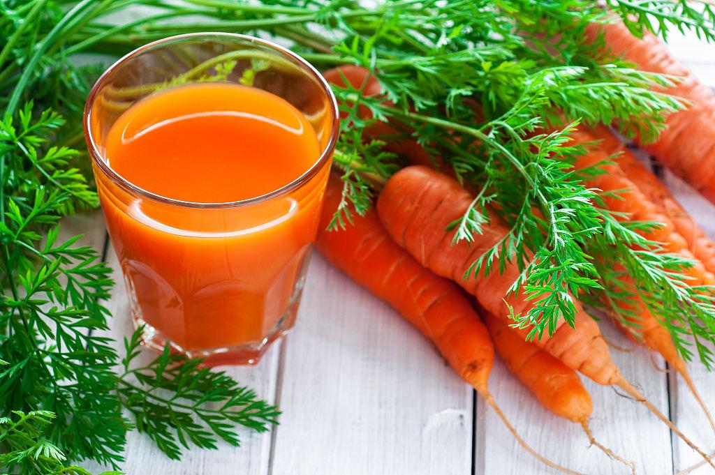 每日1杯胡萝卜汁,胡萝卜含有的维生素a原在体内可转化为维生素a,有