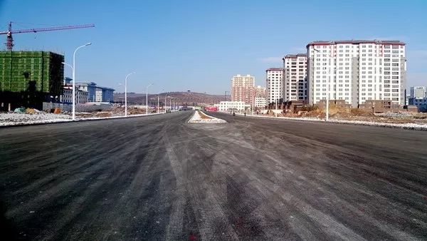 另外,延吉市公园路拓宽工程,延吉新机场路新民路北街路段工程都已完成