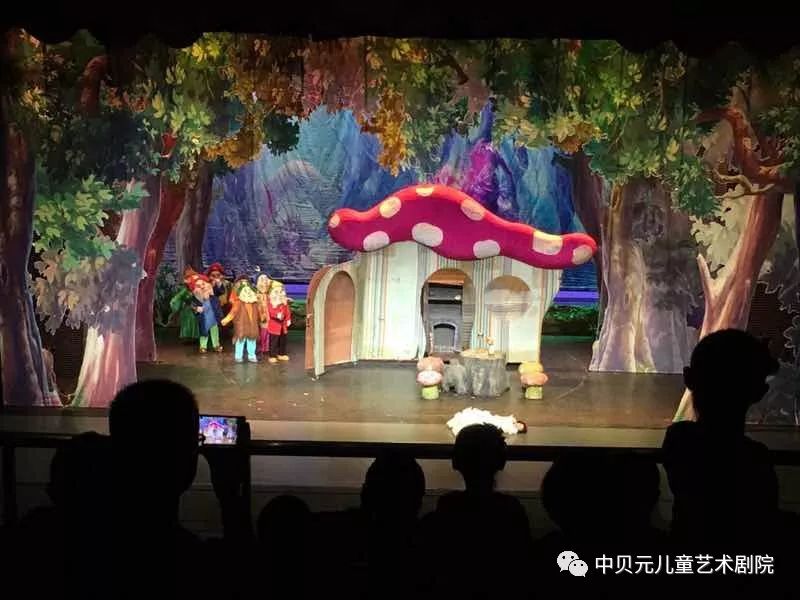 娱乐 正文  童话剧《三只小猪》 在浙江省人民大会堂 圆满完成了两天