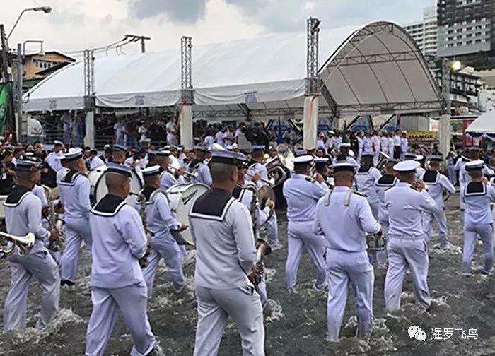 泰国皇家海军乐队行走在深深的积水里.