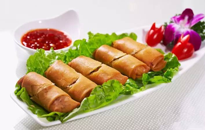 炸春卷(deep-friedprawn rolls)配以 梅酱(plum sauce) 泰式肉汁扇贝