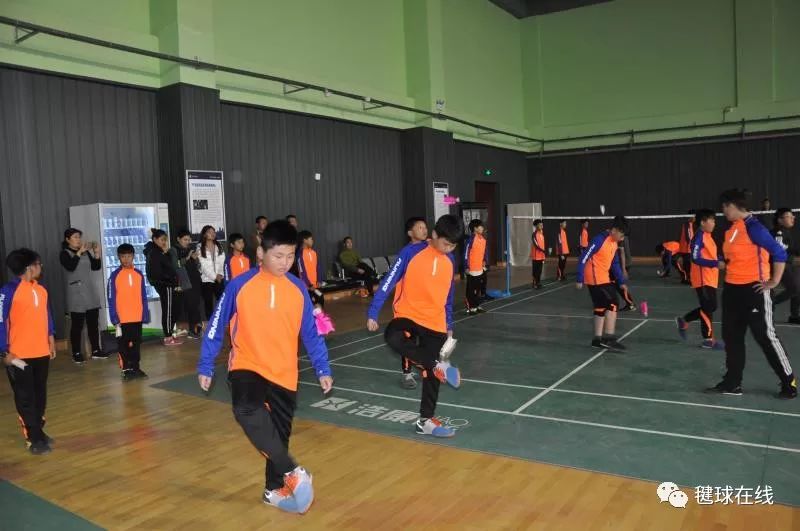 体育 正文  樊朝辉主持培训班 在此次培训的最后一个环节毽球裁判法的