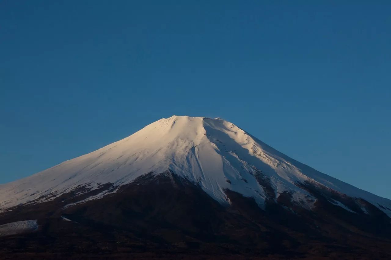 日本猫冬天堂 不吵不挤 景色超美 看富士山泡温泉