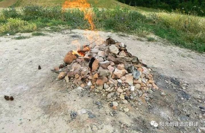 意大利的布斯卡火山,一盆水就可以浇灭,人们常在上面烧烤,被网友戏称