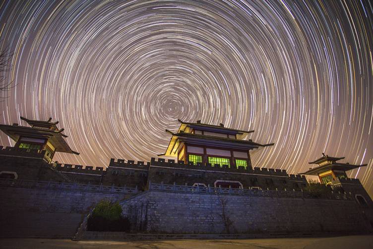 作者:夏芝雪《星空下的南部山区》系列组照欣赏一幅艺术摄影作品,是