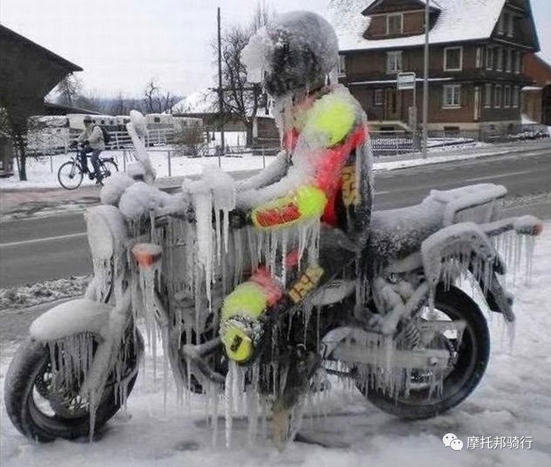 冬天手捧着雪花的欧美女生图片 - 免费可商用图片 - CC0素材网