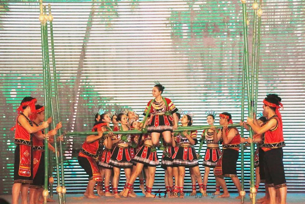 海南黎族最美的传统舞蹈—竹竿舞