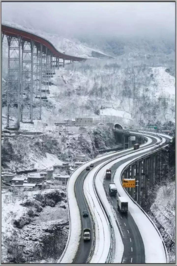 雅西高速拖乌山段雪景(资料图片/黄刚 摄)