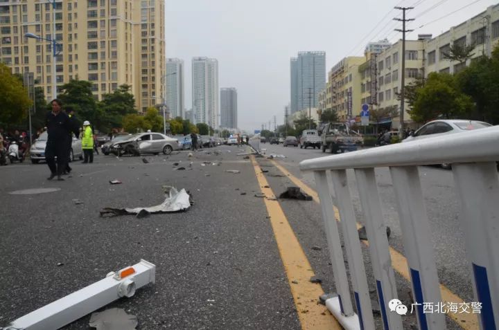 北海市海景大道发生一起小车碰撞护栏的道路交通事故,事发后接连有两