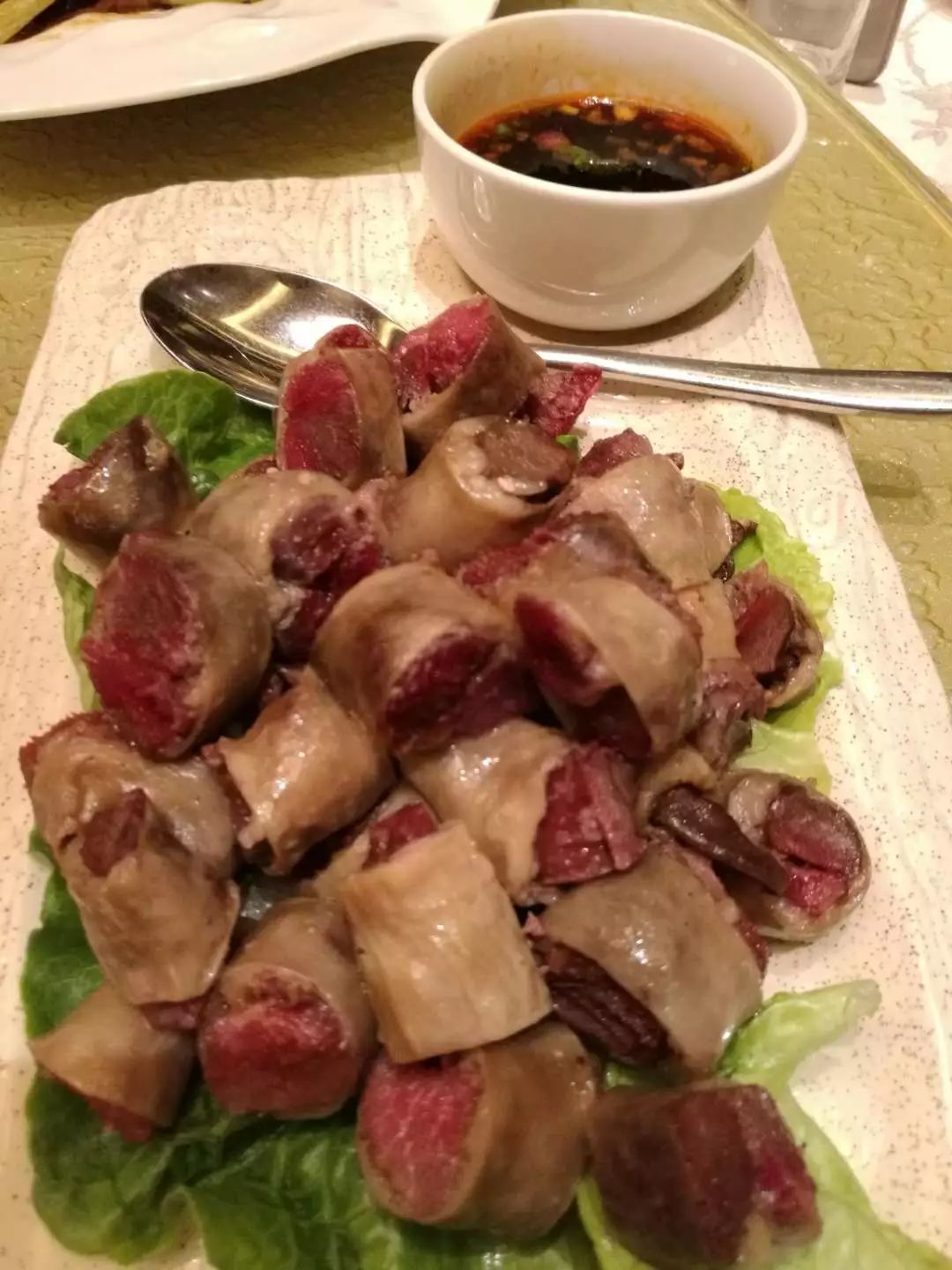 五胡原油炒牛肉, 孜然牛肉粒, 金瓜炖牛腩, 沙葱笨鸡蛋, 蒙古风味肉肠