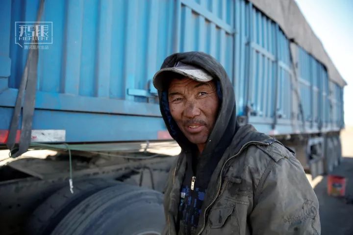 生活不易,蒙古国长途司机的艰难困苦运煤路