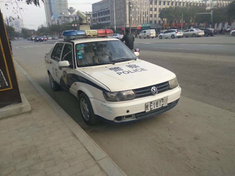 警车违停被市民贴罚单 渭南交警:罚警车100元