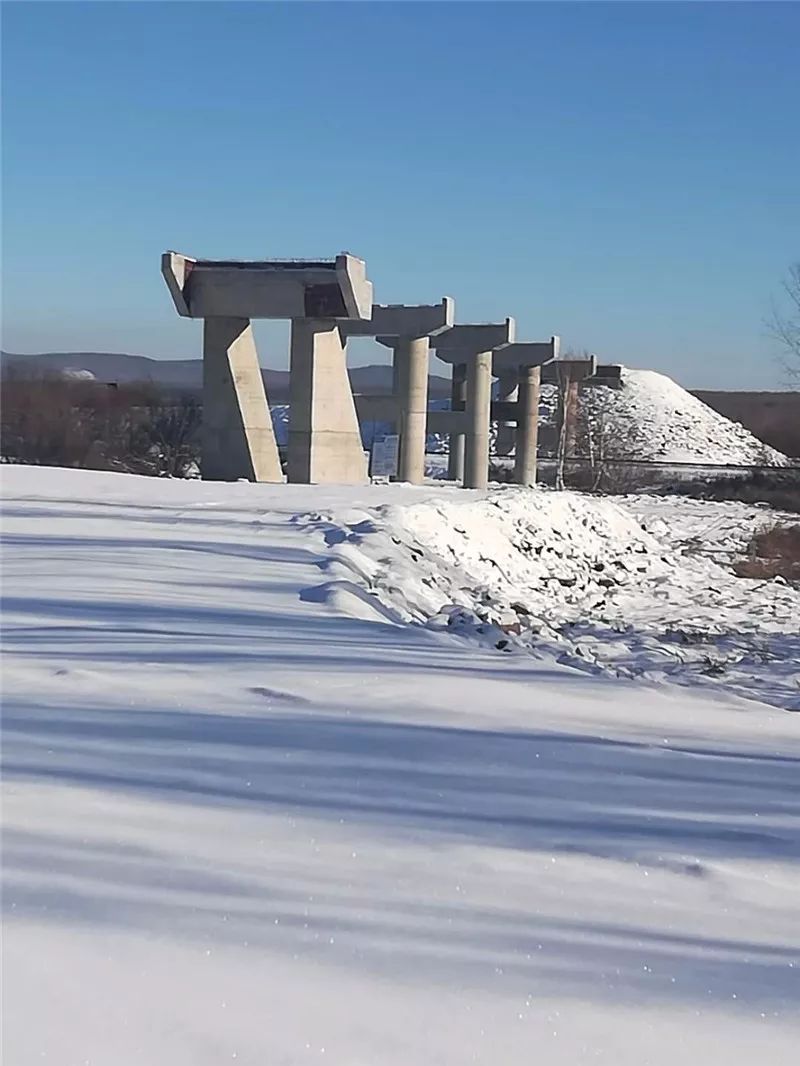 冰雪覆盖的大山(山石)