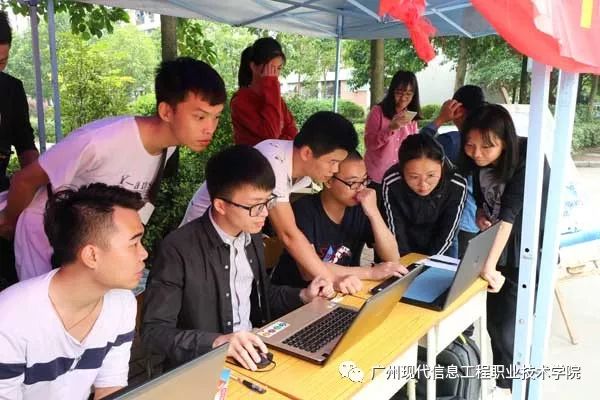 广州现代信息学院学生践行两学一做开展校园