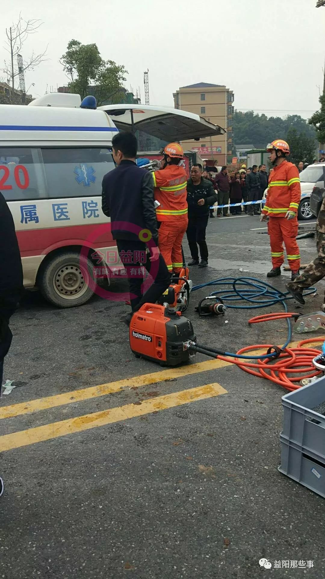 益阳城际干道发生惨烈车祸目前两人死亡多人重伤