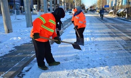 今日小雪,冬天沉浸在下雪带来的快乐的同时,感谢这些默默付出的人们