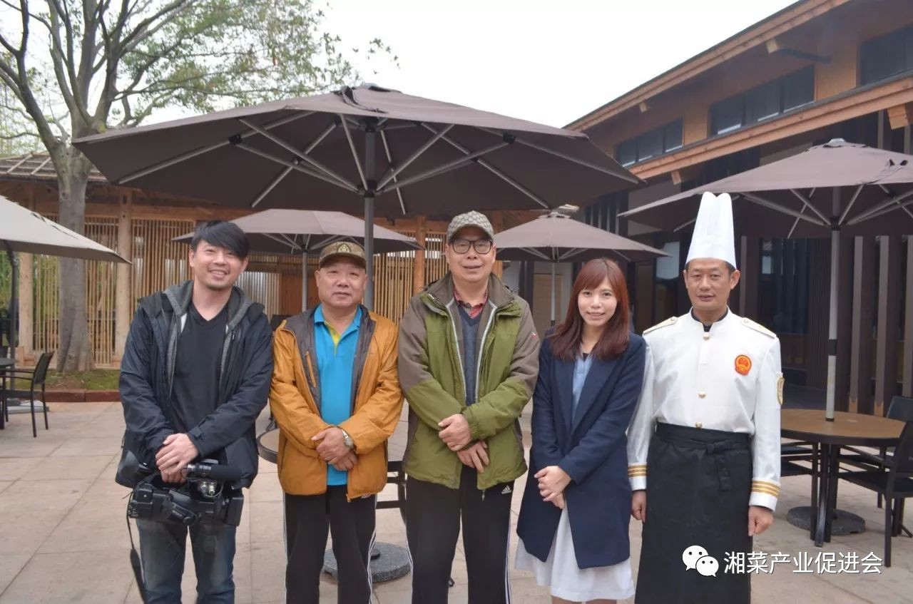 台湾记者与孔起铁,肖德辉,杨敬伟合影组庵豆腐祖庵豆腐在组庵菜中名气