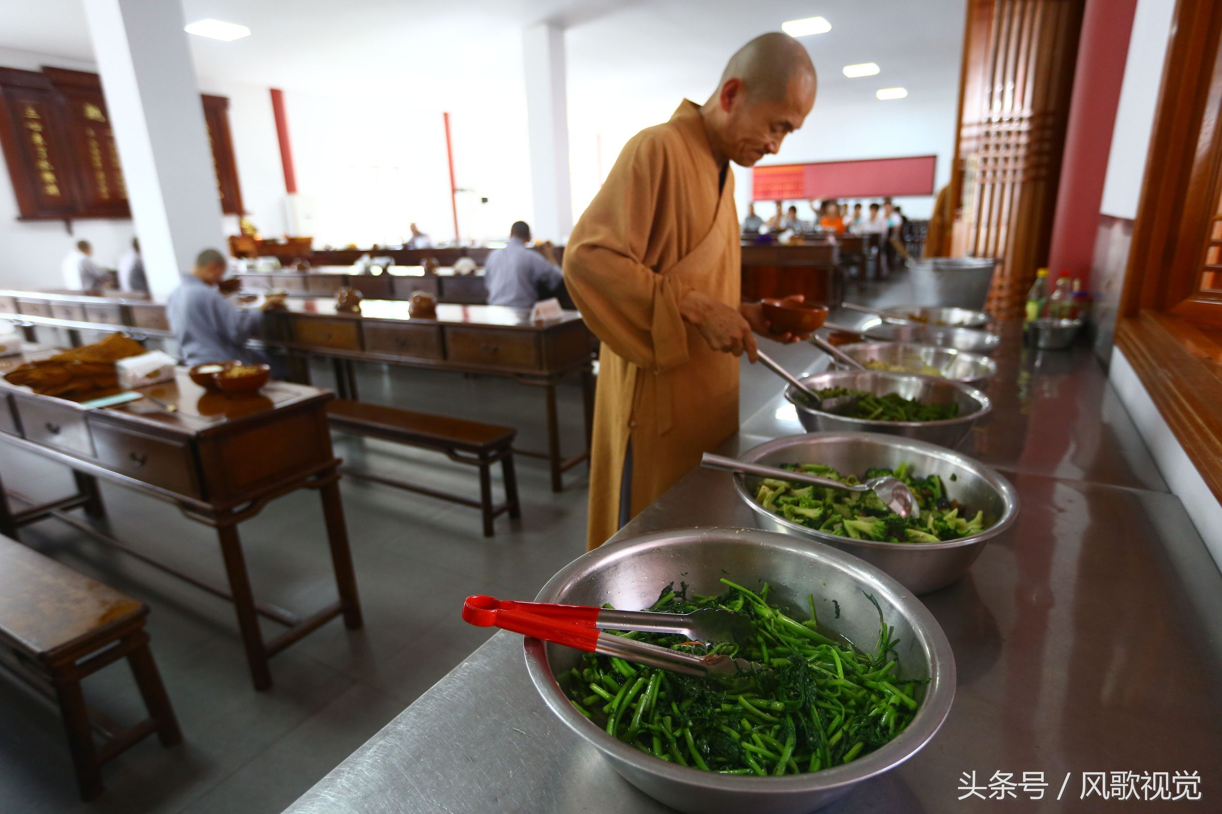 佛寺僧人吃斋要念经,吃饭为何叫过堂?带你看看僧人过堂的神圣感