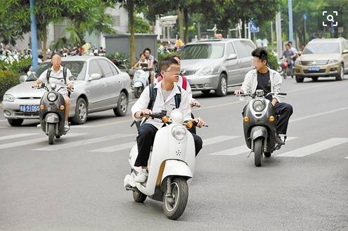 社会 正文  学生受伤也比较严重,从交通安全法角度来讲,她要让她右方