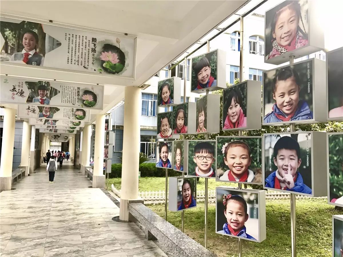 让每一个孩子都收获阳光和自信,都有上墙的机会,"笑脸墙"就是一个展示