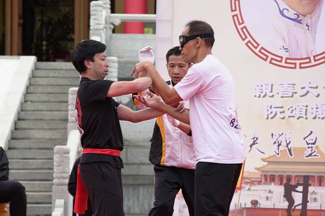 吴广麟(左,余伟坚(右)香港海关武术班徒弟余伟坚(总关员)在第五届