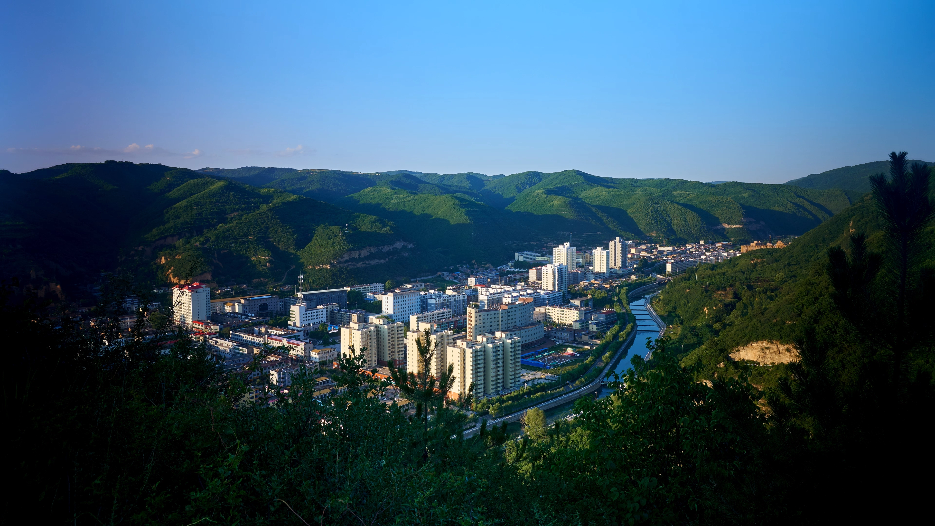 旅游 正文  黄龙县位于陕西省中北部,延安市东南缘.