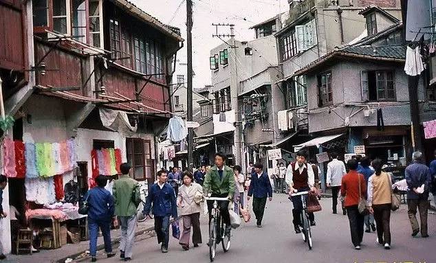 80年代初期的城镇街道