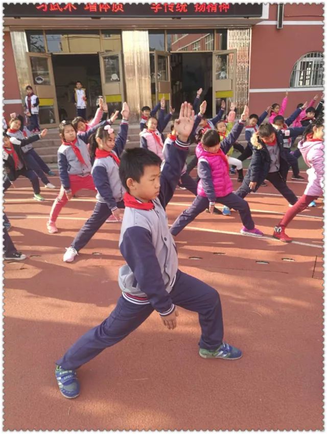 增强学生体质"理念的影响下,三年级二班的学生家长携手爱好武术的朋友