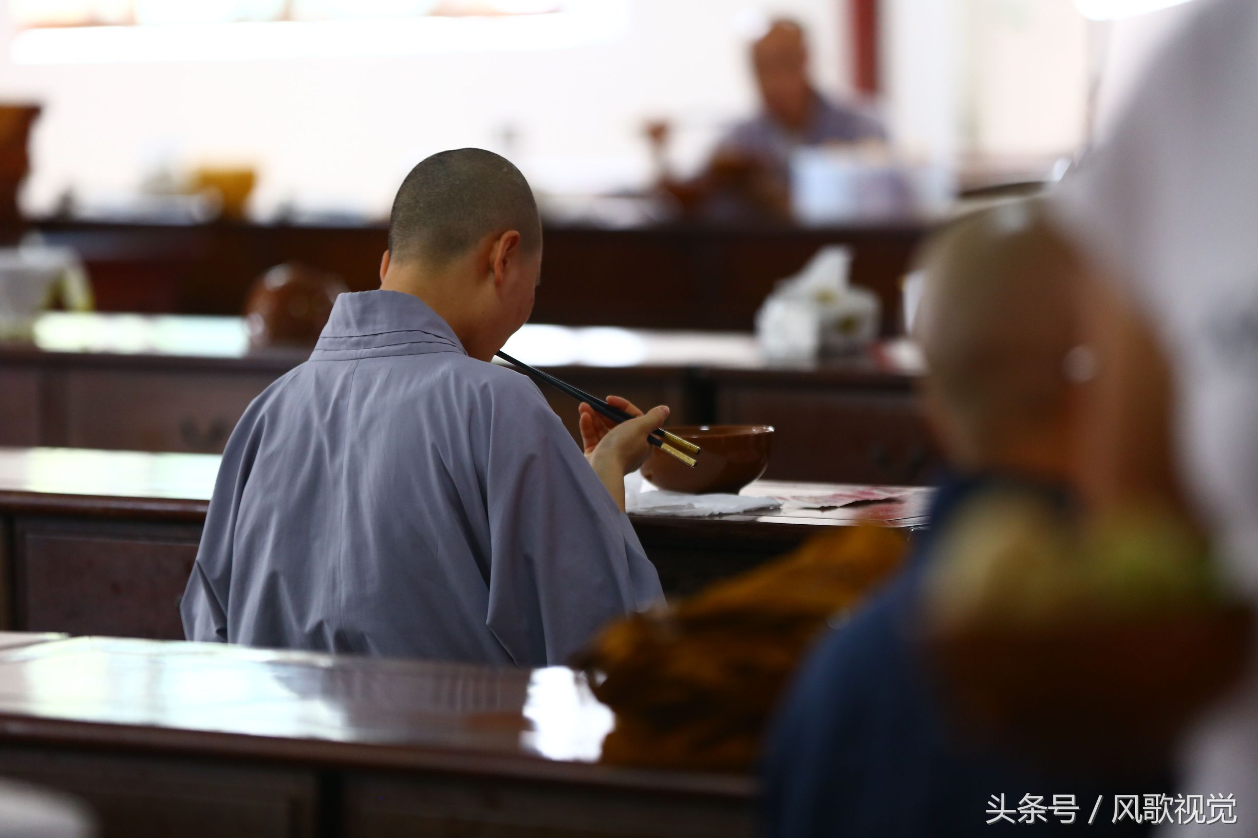 佛寺僧人吃斋要念经,吃饭为何叫过堂?带你看看僧人过堂的神圣感