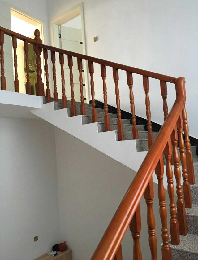 这是室内的楼梯,扶手的颜色比较深,是实木的.