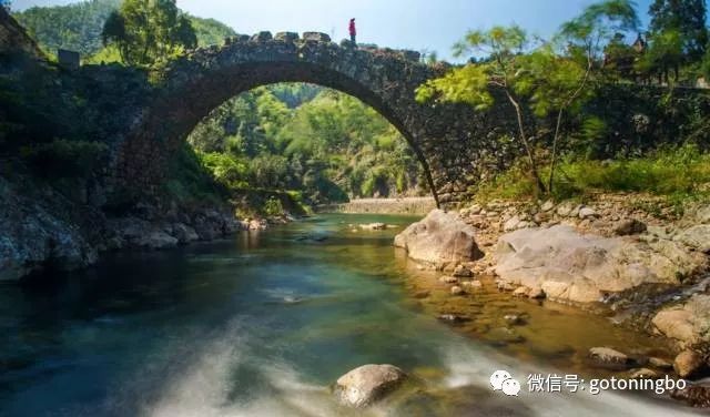 榧坑村北有鸡冠峰,东南有野猪峰,两峰对峙,故先人起名为双峰.