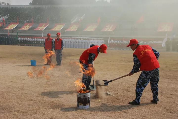 如果地面有流散的燃料时,应用库区灭火器或沙土将