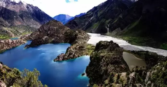 三色湖位于昌都地区边坝县的普玉村,静静地躺在藏地神山念青唐古拉的