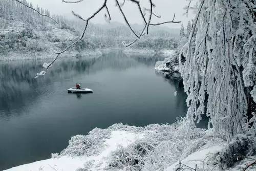 是"胡天八月即飞雪" 南方的雪是"孤舟蓑笠翁,独钓寒江雪" 是"遥知不是