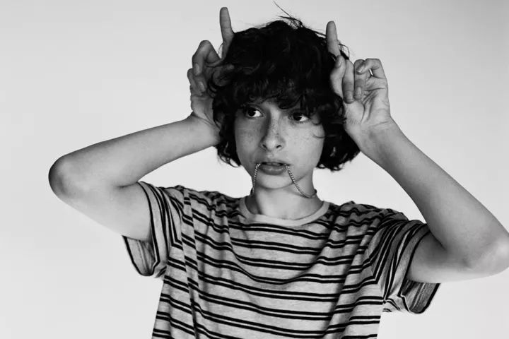 接连演出《stranger things》与《it》的 finn wolfhard 无疑是现今