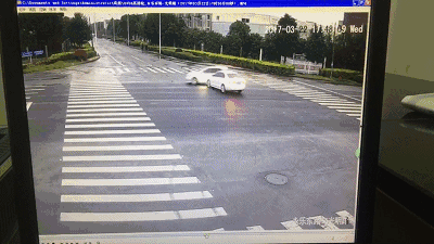 没有红绿灯的十字路口,两车都直行,谁先走?