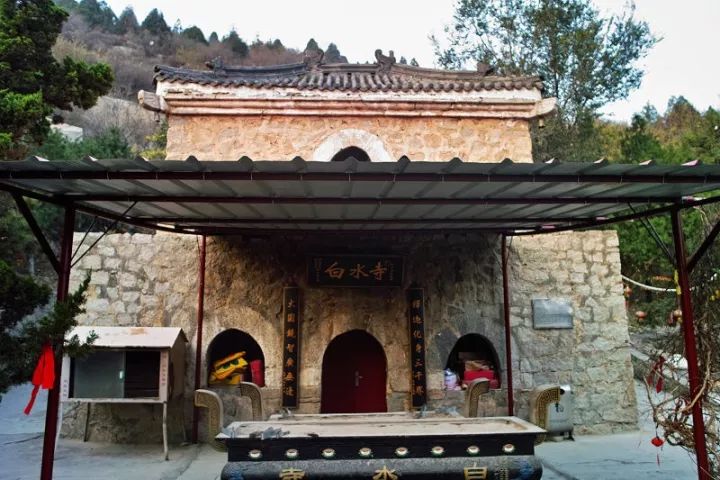 白水寺为房山著名的寺院, 明清两代白水寺冠以"白水异浆", 寺内石佛