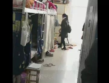 男教师突袭女生寝室查违禁电器 没穿衣服的女生吓得直