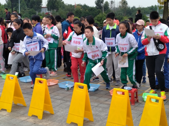 温江二中定向越野队在成都市中小学生定向越野锦标赛中喜获佳绩