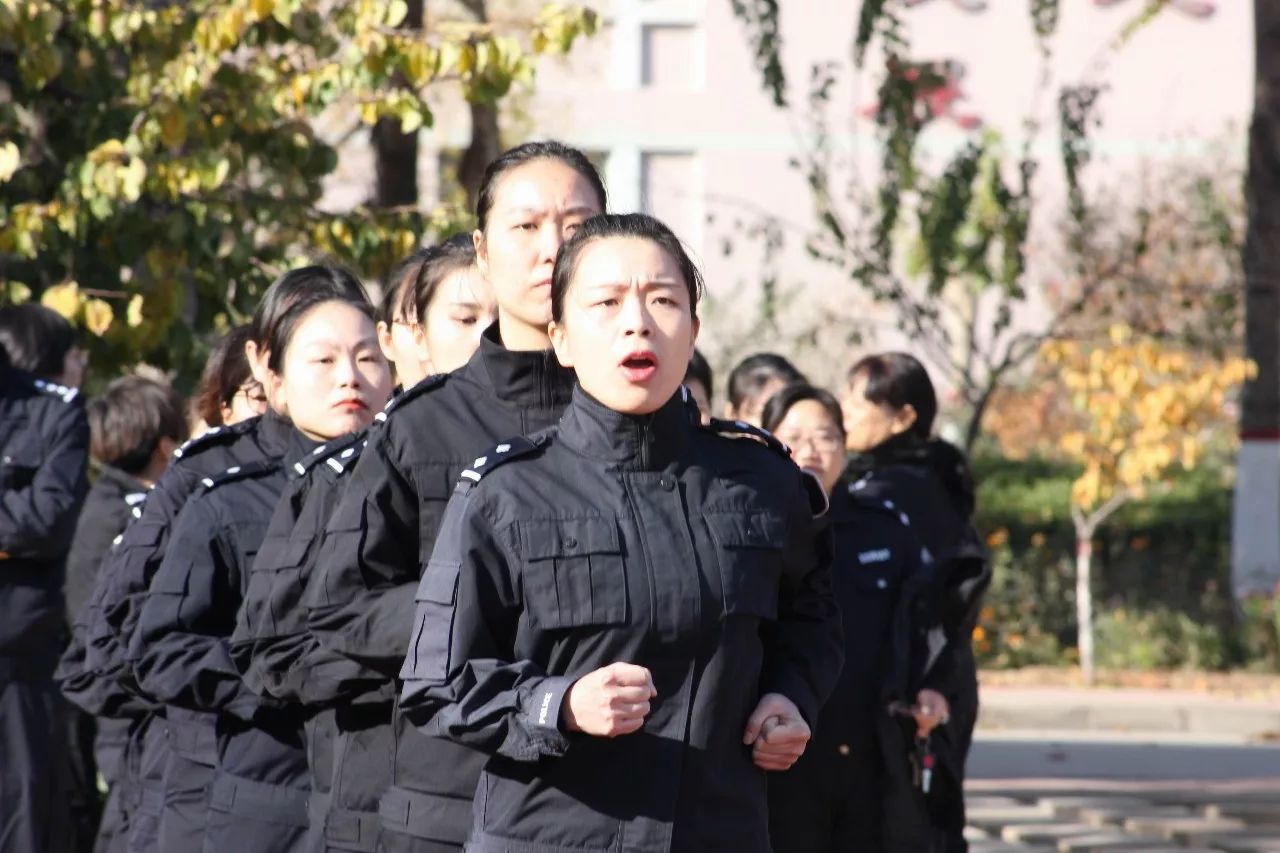 飒爽展英姿,众志筑成城.河北省女子监狱举办全员大培训擒敌拳会操比武