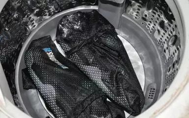在洗涤的过程当中,可以使用废旧衣物或洗衣机用洗鞋袋将鞋子包裹起来