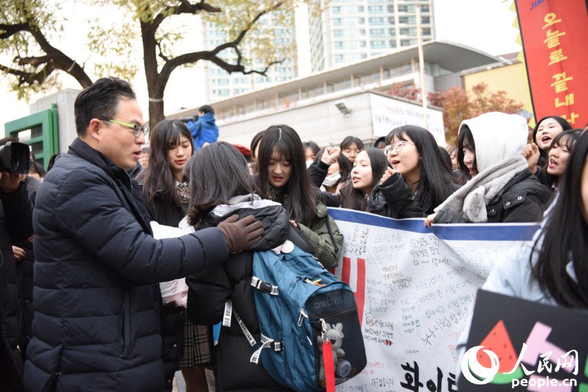 老师和学弟学妹为考生加油 裴埈基摄