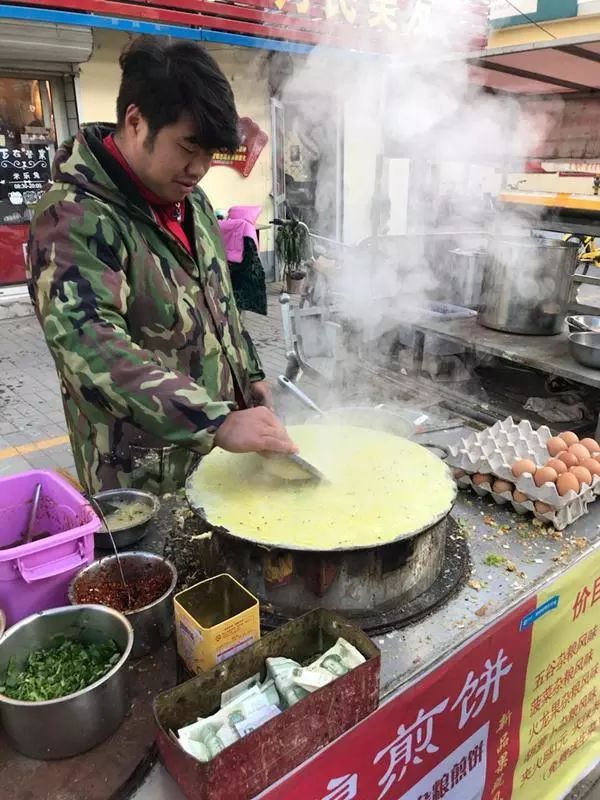 石家庄出现爱心煎饼哥,不要钱摊煎饼送给陌生大叔