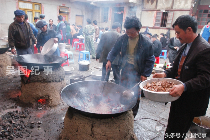 农村酒席风味万种场面热闹其乐融融,菜品实在狗肉羊肉