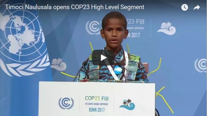 会议第二周,在高级别部长会议开幕式上,12岁斐济男孩提摩西61纳努