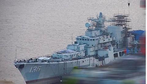 中国海军现代级驱逐舰136杭州舰改装接近