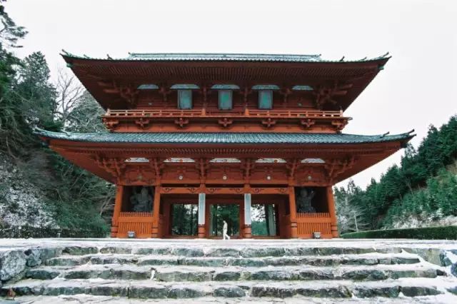 高野山真言宗的总本山"金刚峰寺"为中心,分成"往奥之院(空海大师的灵