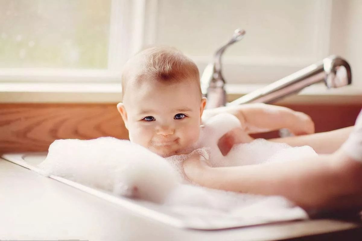 婴儿害怕洗澡怎么办（宝宝突然不爱洗澡）-幼儿百科-魔术铺